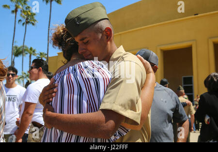 Les New Marines de la Golf Company, 2nd Recruit Training Battalion, embrassent la famille pendant l'appel à la liberté au Marine corps Recruit Depot San Diego après avoir terminé près de treize semaines de formation des recrues, se préparant à l'obtention du diplôme et à la transition au service actif. Banque D'Images