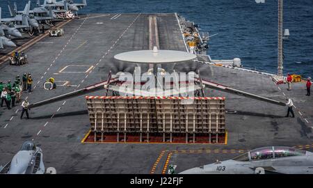 Un E-2C Hawkeye du Early Warning Squadron (VAW) 116 se prépare au lancement de l'USS Theodore Roosevelt (CVN 71) lors d'un entraînement sur mesure au large de la Californie du Sud. Banque D'Images
