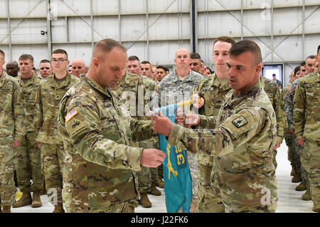 Le capitaine Brian Schwalbach et 1er Sgt. Jeffrey Piel uncase le guidon pour la garde nationale du Wisconsin's 32e Compagnie de Police militaire au cours d'une cérémonie de bienvenue le 13 avril à Milwaukee. Gov. Scott Walker et les hauts dirigeants de la Garde nationale du Wisconsin a rejoint les familles et amis en se félicitant de la 32e Compagnie MP Retour à la Wisconsin après un déploiement de neuf mois à la station navale des États-Unis à Guantanamo Bay, Cuba. Il y a les soldats ont servi dans le cadre d'un bataillon affecté à diverses responsabilités dans un établissement de détention, assurer la sécurité, humain, et transparent le soin et la garde pendant plus de 45 Banque D'Images