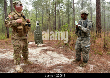 Les soldats de la Garde nationale de l'armée américaine participant à la Cours de dirigeants de base Numéro de classe 007-17 par la Garde nationale de Caroline du Sud, 218e conduite Institut régional de formation à la navigation terrestre McCrady Training Center à Eastover, Caroline du Sud, le 14 avril 2017. Afin de mener à bien la tâche qu'ils doivent utiliser une carte pour trouver quatre points dans trois heures.(U.S. Photo de la Garde nationale par la CPS. Chelsea Baker) Banque D'Images