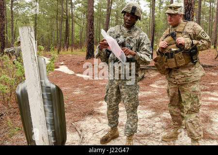 Les soldats de la Garde nationale de l'armée américaine qui fréquentent le cours de Chefs de base Numéro de classe 007-17 par la Garde nationale de Caroline du Sud, 218e conduite Institut régional de formation à la navigation terrestre McCrady Training Center à Eastover, Caroline du Sud, le 14 avril 2017. Afin de mener à bien la tâche qu'ils doivent utiliser une carte pour trouver quatre points dans trois heures.(U.S. Photo de la Garde nationale par la CPS. Chelsea Baker) Banque D'Images