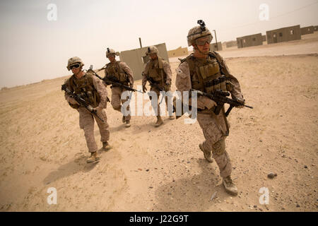 Le 15 avril 2017, à la base opérationnelle avancée Gerber, au Koweït, les Marines des États-Unis de la Compagnie Kilo, 3e bataillon, 6e régiment de Marines, 24e MEU ont mené des exercices FOB et des opérations de nettoyage de villages dans le cadre de la formation de soutien en soutien aux opérations de sécurité maritime de la 5e flotte. Banque D'Images
