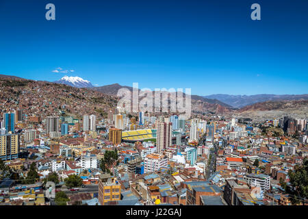 Vue aérienne de La Paz avec en arrière plan la Montagne Illimani - La Paz, Bolivie Banque D'Images