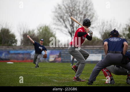 Un U.S. Marine avec la Force de rotation de la mer Noire 17.1 jette un pitch pour un joueur à la Jackie Robinson Day match de baseball entre les Marines des États-Unis et d'une équipe roumaine à Constanta, Roumanie, le 15 avril 2017. Le milieu marin et les joueurs roumains portaient tous le maillot numéro 42, en l'honneur du 70e anniversaire de Robinson est devenu le premier joueur afro-américain dans l'histoire de la Ligue Majeure de Baseball. (U.S. Marine Corps photo par le Cpl. Emily Dorumsgaard) Banque D'Images