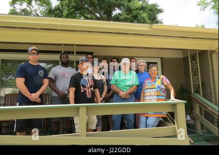 170415-N-XX082-044 Pensacola, Floride (15 avril 2017) Les marins de la guerre de l'Information de commande Formation Corry Gare posent pour une photo avec l'équipe de Martha's Vineyard après un projet de bénévolat. Martha's Vineyard offre hébergement et de soutien pour les familles des patients dans les hôpitaux locaux. (U.S. Photo par marine Technicien Cryptologic (technique) 1re classe Caleb McGrath/libérés) Banque D'Images