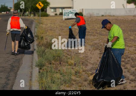 David Rodriguez, le Marine Corps Air Station Yuma, Chef de Département de l'environnement veille à ce que la corbeille à côté de la rue Palo Verde est nettoyée, le lundi 17 avril, 2017 à MCAS Yuma, Arizona MCAS Yuma adopté cette rue il y a plus de 17 ans, et a aidé à garder propre chaque année. (U.S. Marine Corps photo prise par Lance Cpl. Isaac D. Martinez) Banque D'Images