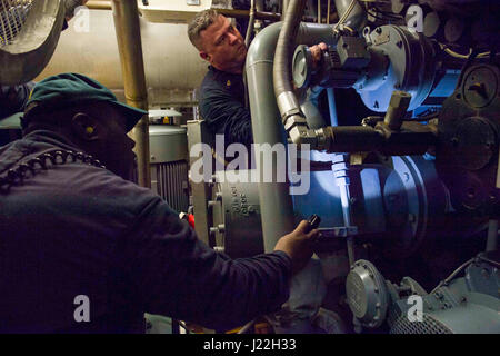 170417-N-PD309-011 LA BASE NAVALE de Changi, Singapour (17 avril 2017) Chef Technicien de systèmes de turbines à gaz James Richards, droite, participe à des exercices avec les systèmes de turbine à gaz (Technicien Mécanique) 1re classe Raymond Ausby, membre de l'équipe de formation de l'ingénierie avec le Commandant, Navire de combat littoral un escadron du génie, en préparation de la certification des opérations à bord de navires de combat littoral USS Coronado (LCS) 4. Coronado est sur un déploiement de rotation en 7e Flotte des États-Unis zone de responsabilité, de patrouiller les eaux littorales de la région de Hull et à Hull avec les marines partenaire de fournir 7 Banque D'Images
