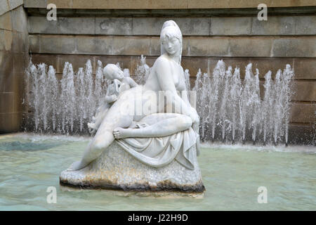 Sculpture femme Dona amb nen au jardins Joan Maragall à Barcelone, Espagne Banque D'Images