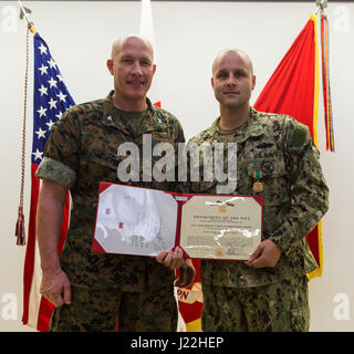 U.S Navy Maître de 1re classe Cole Tankersley, le chef d'entretien avec l'Administration centrale et de l'Escadron, reçoit de la Marine et du Corps des Médaille militaire pour gagner les hauts de marin du Pacifique sur les installations du Marine Corps Marine Corps Air Station Iwakuni, Japon, le 18 avril 2017. Les marins ont concouru parmi leurs pairs dans un uniforme de l'inspection, un test de connaissances et un test de confiance en personne en face de premier maître de Marine Corps Pacifique Installations d'être choisi comme lauréat du conseil. (U.S. Marine Corps photo par Lance Cpl. Jacob A. programme Farbo) Banque D'Images