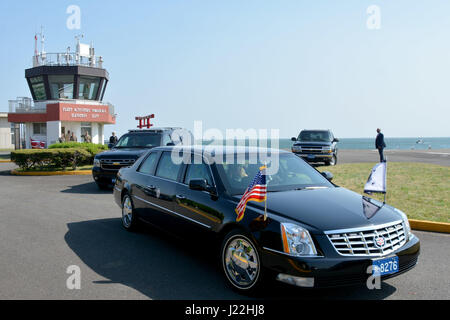 170418-N-XN177-457 Yokosuka, Japon (19 avril 2017) Le convoi pour vice-président Mike Pence se prépare à quitter l'atterrissage pour hélicoptère à bord d'activités liées à la flotte de Yokosuka après son arrivée à l'installation. La visite de Yokosuka Pence mercredi fait partie d'un voyage officiel à la région de l'Asie et le renforcement de l'engagement total à ses alliances de sécurité. Au cours de la visite du vice-président, il a parlé avec les dirigeants militaires et plus tard avec les marins à bord de l'USS RONALD REAGAN (CVN 76). Activités de la flotte (FLEACT) Yokosuka offre, maintient et exploite les installations de base et de service Banque D'Images