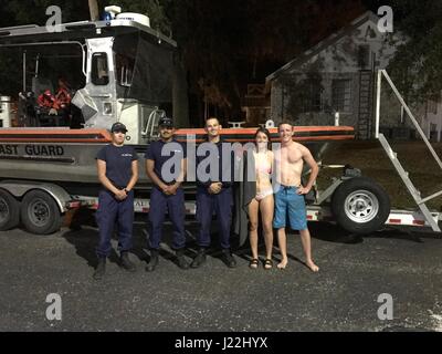 L'équipage de la Garde côtière à Station Yankeetown, en Floride, assiste deux survivants d'un accident d'avion monomoteur à l'aide d'un bateau spécial de 24 pieds en eau peu profonde pour l'opération de sauvetage. Banque D'Images