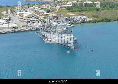 170419-N-JN506-366 PITI, Guam (19 avril 2017) Le sous-marin USS Emory S. Land d'offres (comme-39) et le Los Angeles-classe sous-marin d'attaque USS Topeka (SSN 754) sont pierside dans leur port d'attache à Polaris Point, Guam. Guam est le foyer de quatre sous-marins déployés à l'avant et les deux sous-marins de la Marine américaine offres en Apra Harbour, Guam. (U.S. Photo par Marine Maître de 1re classe Jamica Johnson/libérés) Banque D'Images