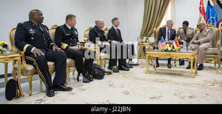 Le Secrétaire de la Défense Jim Mattis rencontre le ministre égyptien de la Défense Sedki Sobhy, au Caire, Égypte, le 20 avril 2017. (DOD photo de haute technologie de l'US Air Force. Le Sgt. Brigitte N. Brantley) Banque D'Images