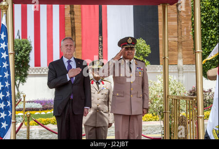 Ministre de la défense de l'Égypte Sedki Sobhy accueille un honneur amélioré pour cordon Secrétaire de la Défense Jim Mattis au ministère de la Défense au Caire, Égypte, le 20 avril 2017. (DOD photo de haute technologie de l'US Air Force. Le Sgt. Brigitte N. Brantley) Banque D'Images