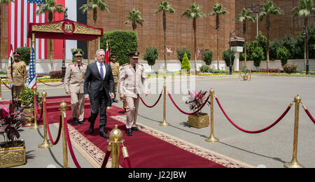 Ministre de la défense de l'Égypte Sedki Sobhy accueille un honneur amélioré pour cordon Secrétaire de la Défense Jim Mattis au ministère de la Défense au Caire, Égypte, le 20 avril 2017. (DOD photo de haute technologie de l'US Air Force. Le Sgt. Brigitte N. Brantley) Banque D'Images