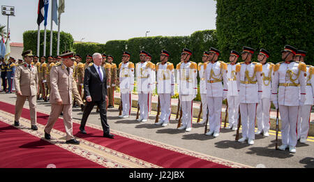 Ministre de la défense de l'Égypte Sedki Sobhy accueille un honneur amélioré pour cordon Secrétaire de la Défense Jim Mattis au ministère de la Défense au Caire, Égypte, le 20 avril 2017. (DOD photo de haute technologie de l'US Air Force. Le Sgt. Brigitte N. Brantley) Banque D'Images