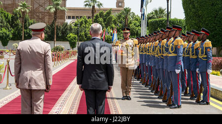 Ministre de la défense de l'Égypte Sedki Sobhy accueille un honneur amélioré pour cordon Secrétaire de la Défense Jim Mattis au ministère de la Défense au Caire, Égypte, le 20 avril 2017. (DOD photo de haute technologie de l'US Air Force. Le Sgt. Brigitte N. Brantley) Banque D'Images