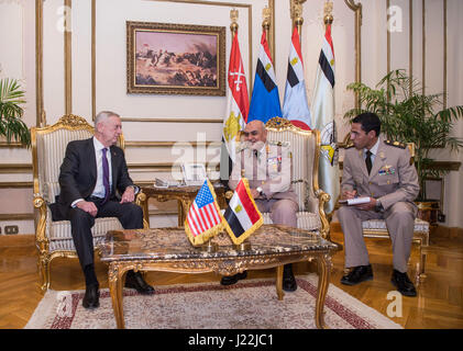 Le Secrétaire de la Défense Jim Mattis rencontre le ministre égyptien de la Défense Sedki Sobhy au ministère de la Défense au Caire, Égypte, le 20 avril 2017. (DOD photo de haute technologie de l'US Air Force. Le Sgt. Brigitte N. Brantley) Banque D'Images