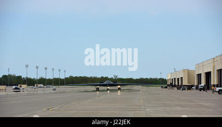 Un bombardier furtif B-2 Spirit affecté aux taxis des 509th et 131st Bomb Wings pour le décollage à Whiteman Air Force base, Missouri, le 20 avril 2017, soutenant Neptune Falcon, un exercice conjoint d'interopérabilité démontrant la durabilité et les opérations de pointe. Banque D'Images
