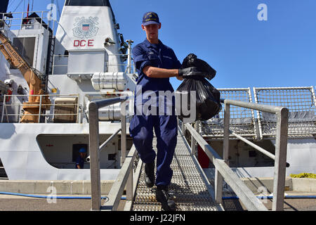 L'équipage de la garde-côtes Steadfast déleste lors d'un appel de port de contrebande au terminal maritime de la 10e Avenue, San Diego, le 20 avril 2017. L'équipage a saisi près de 900 livres de médicaments au cours d'une patrouille de 78 jours dans l'Est du Pacifique. (U.S. Photo de la Garde côtière par Maître de 1re classe Rob Simpson/libérés) Banque D'Images