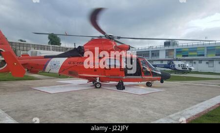 L'équipage d'un MH-65 de la Garde côtière canadienne à partir de l'hélicoptère Dauphin Air Station Borinquen medevaced a 47 ans, l'homme de la réflexion Celebrity Cruise ship le matin du 20 avril 2017, à environ 35 milles marins au nord de San Juan, Puerto Rico. Le patient et l'infirmière de navires de croisière ont été hissés à bord de l'avion et transporté à l'hôpital centro medico à San Juan. Banque D'Images