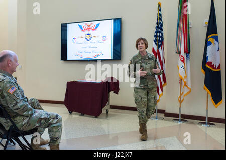 Le général de Megan P. Tatu, U.S. Army Reserve Command Chef du personnel, donne son discours aux soldats et civils au siège de l'USARC à Fort Bragg, N.C., le 21 avril 2017, alors qu'ils célèbrent le 109e anniversaire de la réserve de l'armée américaine. Créé en 1908 comme le Medical Reserve Corps, America's Army Reserve d'aujourd'hui s'est transformée en un capable, aptes au combat, et meurtrières de la force de réserve fédérale à l'appui de l'armée à la maison et à l'étranger. (U.S. Réserve de l'Armée Photo de Timothy L. Hale)(1992) Banque D'Images