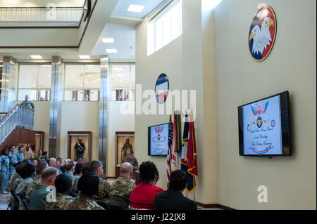 Le général de Megan P. Tatu, U.S. Army Reserve Command Chef du personnel, donne son discours aux soldats et civils au siège de l'USARC à Fort Bragg, N.C., le 21 avril 2017, alors qu'ils célèbrent le 109e anniversaire de la réserve de l'armée américaine. Créé en 1908 comme le Medical Reserve Corps, America's Army Reserve d'aujourd'hui s'est transformée en un capable, aptes au combat, et meurtrières de la force de réserve fédérale à l'appui de l'armée à la maison et à l'étranger. (U.S. Réserve de l'Armée Photo de Timothy L. Hale)(1992) Banque D'Images