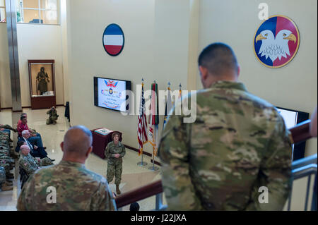 Le général de Megan P. Tatu, U.S. Army Reserve Command Chef du personnel, donne son discours aux soldats et civils au siège de l'USARC à Fort Bragg, N.C., le 21 avril 2017, alors qu'ils célèbrent le 109e anniversaire de la réserve de l'armée américaine. Créé en 1908 comme le Medical Reserve Corps, America's Army Reserve d'aujourd'hui s'est transformée en un capable, aptes au combat, et meurtrières de la force de réserve fédérale à l'appui de l'armée à la maison et à l'étranger. (U.S. Réserve de l'Armée Photo de Timothy L. Hale)(1992) Banque D'Images