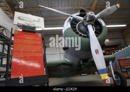 Le Douglas SBD-1 Dauntless, dont Robert Cramsie, un bénévole de restauration et d'un membre du conseil d'administration de l'Flying Sapadalure base historique, restauré se trouve le Musée de l'aviation vol Sapadalure Installation Restauration sur Marine Corps Air Station Miramar, Californie, le 21 avril. Cramsie, un ancien mécanicien d'aéronefs, a passé plus de 2 500 heures, la restauration de la dernière de son genre à l'aide d'aéronefs et pièces modèles fabriqués à partir de zéro. (U.S. Marine Corps photo par Lance Cpl. Jake McClung/libérés) Banque D'Images