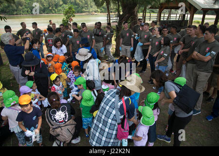 Les membres de la communauté militaire, les enfants des établissements préscolaires et les résidents locaux se réunissent pour un Okinawa le jour de la Terre et la plantation d'arbres, nettoyage 21 avril au Nature Mirai Kan en ville Kin, Okinawa, Japon. Environ 100 participants ont ramassé les ordures le long de la rivière et Okukubi plantées de jeunes arbres de la mangrove à côté du lit de la rivière. Petites lacunes dans les racines de la mangrove fournissent une protection pour les petits poissons, car les gros poissons ne peuvent pas monter en entre eux. (U.S. Marine Corps photo par le Sgt. Douglas D. Simons) Banque D'Images