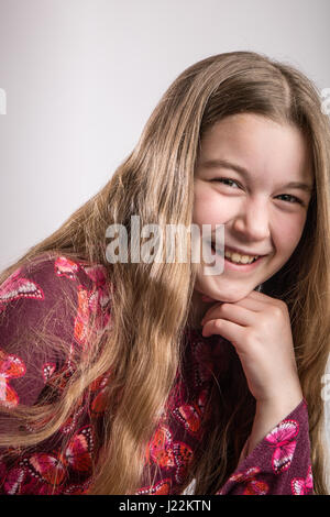 Portrait d'une jeune fille de 11 ans de rire Banque D'Images