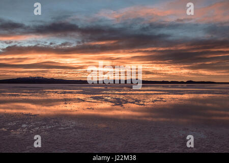 Lever du soleil à Salar de Uyuni salt flat - département de Potosi, Bolivie Banque D'Images