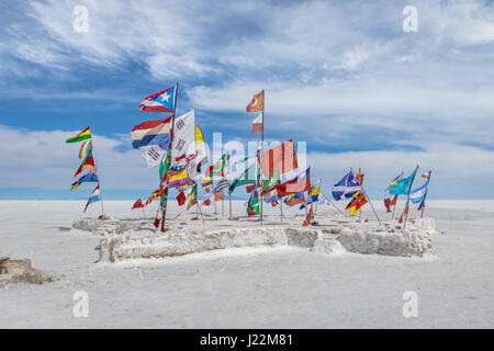 Drapeaux du monde à Salar de Uyuni salt flat - département de Potosi, Bolivie Banque D'Images