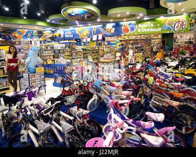 La ville de Quezon, Philippines - Le 23 avril 2017 : une grande variété de jouets sur l'affichage à Toys R Us à l'intérieur du Robinson's Galleria à Quezon City. Banque D'Images