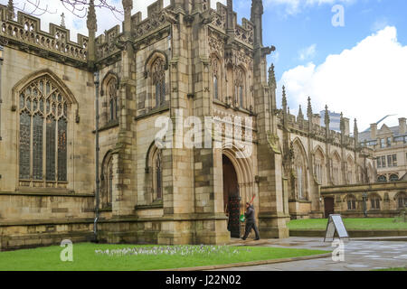 Façade extérieure sur le célèbre édifice médiéval de la cathédrale de la ville de Manchester au Royaume-Uni, au printemps Banque D'Images