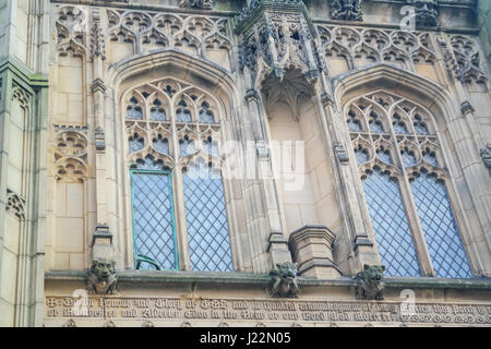 Windows décoration de la célèbre Cathédrale de Manchester en Angleterre, Royaume-Uni. Design windows gothique Banque D'Images