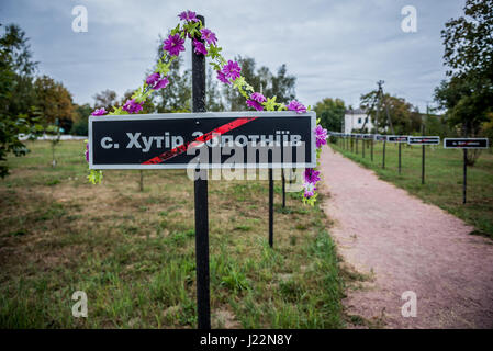 Allée avec un signe de villages déplacés dans la ville de Tchernobyl, centrale nucléaire de Tchernobyl d'aliénation de la zone autour de la catastrophe du réacteur nucléaire, de l'Ukraine Banque D'Images