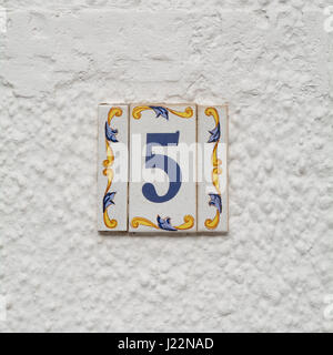 Numéro de maison 5 Connexion des carreaux de céramique sur le mur Banque D'Images