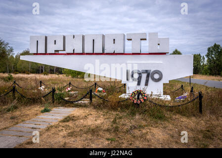 Signe de bienvenue dans la ville de Pripyat Tchernobyl Zone d'aliénation exclusion zone autour de la catastrophe du réacteur nucléaire en Ukraine Banque D'Images