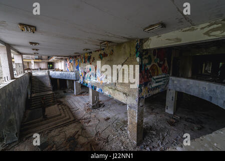 Intérieur du Palais de la Culture Energetik dans la ville fantôme de Pripyat de centrale nucléaire de Tchernobyl en Ukraine, la zone d'Aliénation Banque D'Images