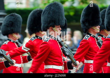 Londres - le 13 juin 2015 : Les membres de la Garde royale de la reine sur le Mall mars lors d'une cérémonie pour célébrer l'anniversaire de Sa Majesté. Banque D'Images