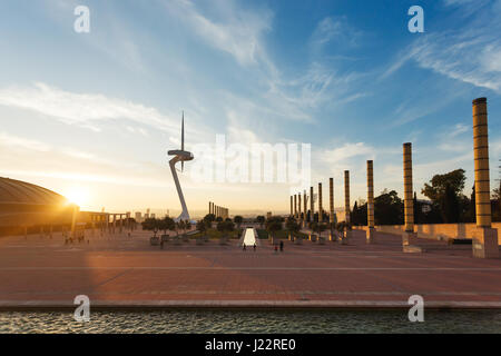 Barcelone, Espagne - 07 janvier 2017 : La tour de télécommunications de Montjuic au village olympique à l'heure du coucher de soleil. Banque D'Images