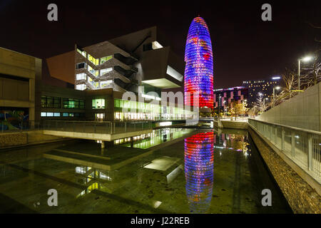 Barcelone, Espagne - 07 janvier 2017 : tour Agbar reflète dans l'eau avec Design Museum au premier plan dans l'obscurité. Banque D'Images