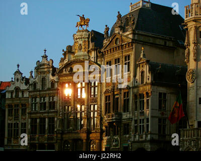 Bien reflétée dans les fenêtres des maisons de guilde sur la Grand Place à Bruxelles, Belgique Banque D'Images