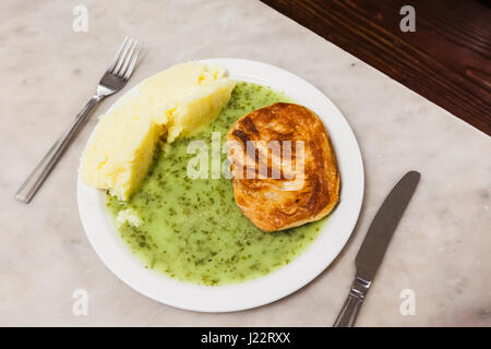 L'Angleterre, Londres, Southwark, Manze Pie et Mash Shop, la plaque de tarte et Mash et boissons alcoolisées Banque D'Images