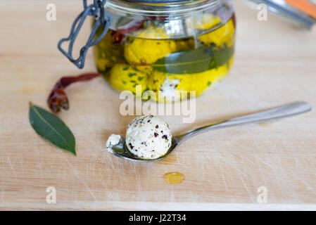 - Labneh fromage yogourt frais, mariné à l'huile d'olive extra vierge, fines herbes et épices. Banque D'Images