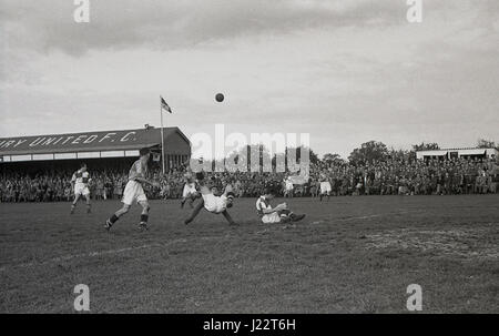1950, en Angleterre, un match de football à Aylesbury United F.C, un club amateur formé en 1897. Banque D'Images