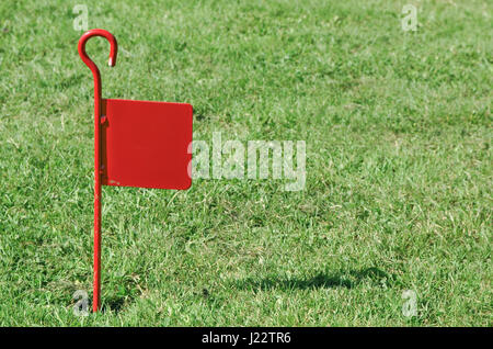 Drapeau blanc mini-golf sur la mise à l'exemplaire de l'espace de pelouse Banque D'Images