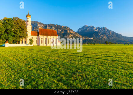 Barocke Kirche St. Coloman, dahinter Schloss Neuschwanstein und der Berg Saeuling, 2047m, Schwangau, Ostallgaeu, Allgaeu, Schwaben, Bayern, Deuts Banque D'Images