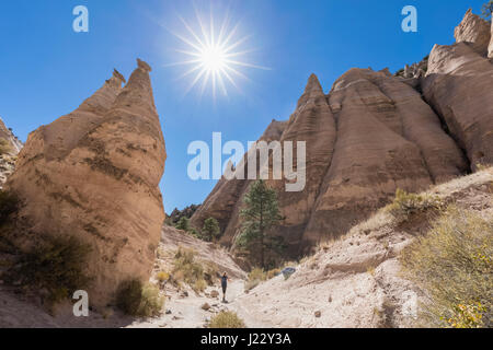 USA, Nouveau Mexique, Pajarito Plateau, Sandoval Comté, Kasha-Katuwe Tent Rocks National Monument, vallée désertique avec des formations rocheuses bizarres Banque D'Images